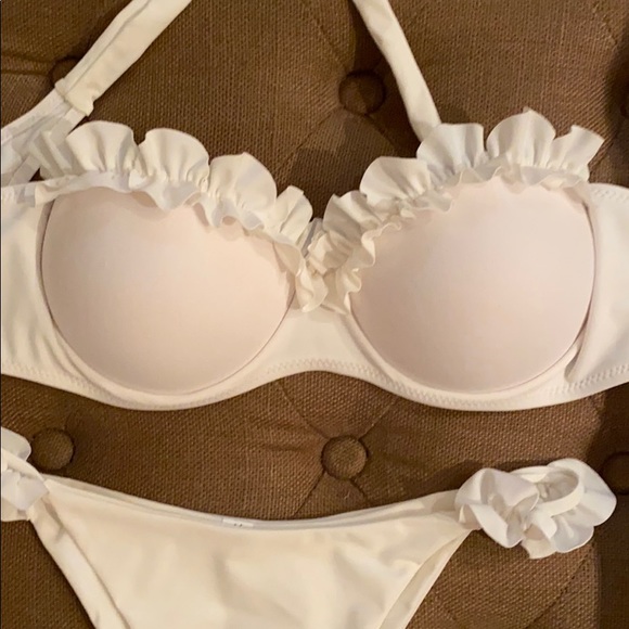 Adorable off white/cream ruffle bikini - Picture 3 of 6
